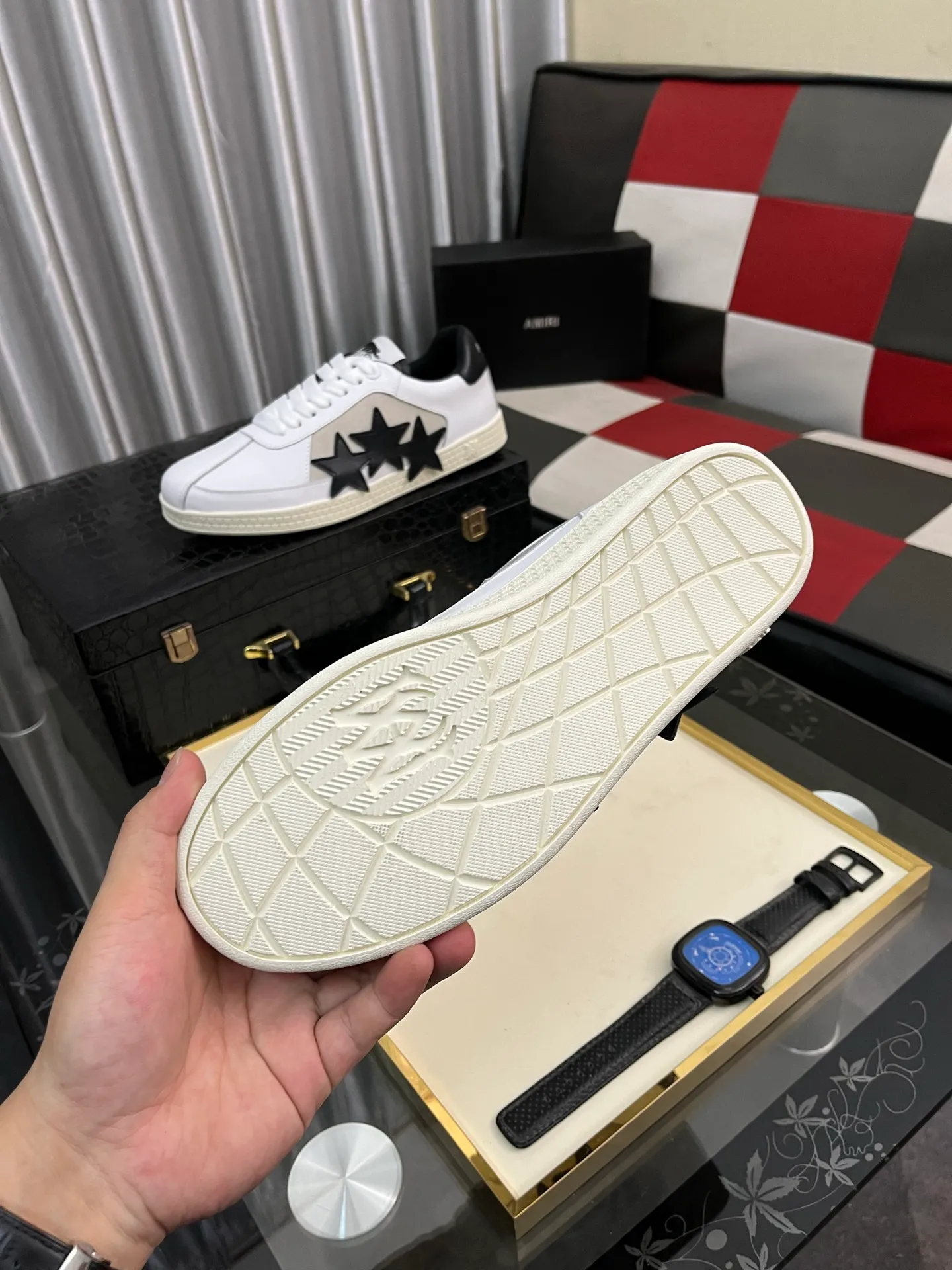 Men's shoes 💰420⌚️⌚️《AMIR*》New men's low-top casual sports sneakers bone shoes, another pair of irresistible bone shoes. Bone shoes are one of AMIRI's most popular items. They use first-layer cowhide uppers. The side bones are made of two cowhide laminations. They have a three-dimensional feel. The leather incisions are all oil-edged. Contrasting color design. Simple style. Fashionable sports. Customized metal LOGO nameplate to embellish shoelaces. Exclusive control of top version. Supports comparison. Breathable mesh lining Original rubber outsole A must-have item for daily leisure Suitable for various occasions Check it out if you pursue high quality Super cool uppers Size: 38-446️⃣ Colors available